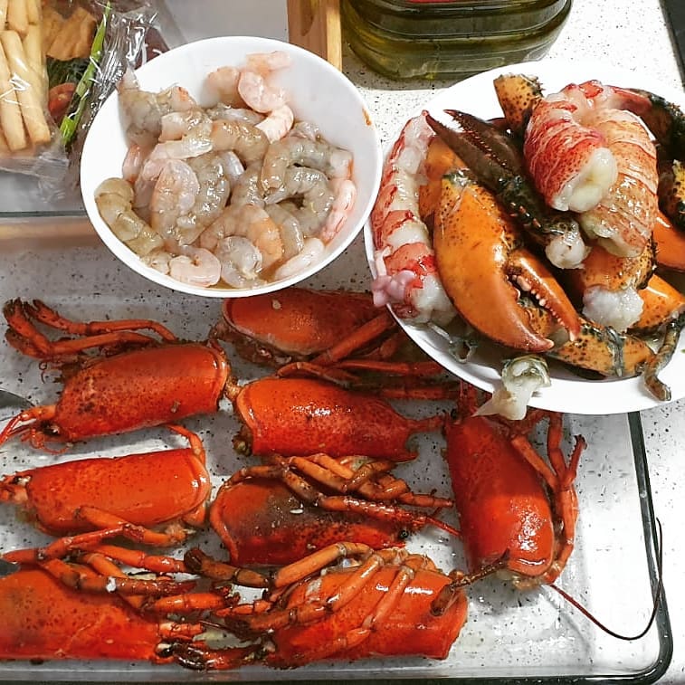 Mariscos variados en la cocina