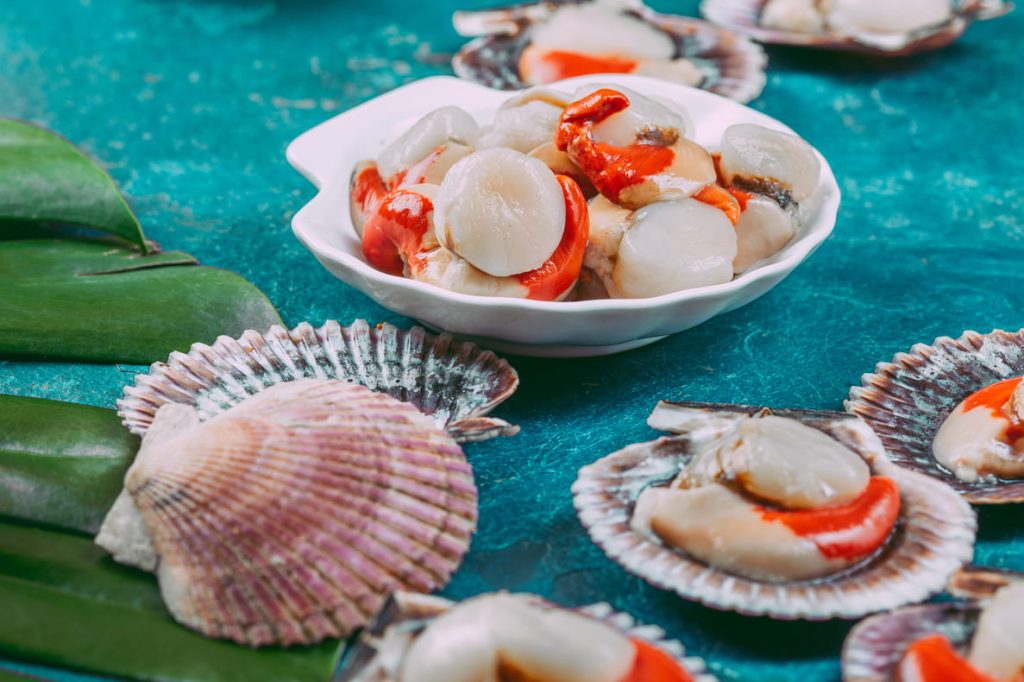 Vieiras frescas preparadas en una mesa.